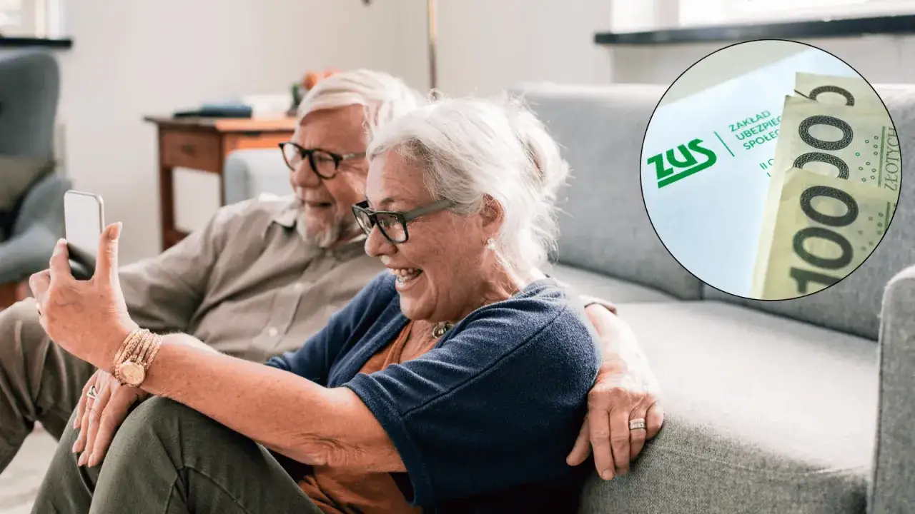Uśmiechnięci seniorzy oglądają coś na telefonie. W tle dokument ZUS i pieniądze. Dowiedz się, ile wynosi dodatek pielęgnacyjny po 75 roku życia w 2026.