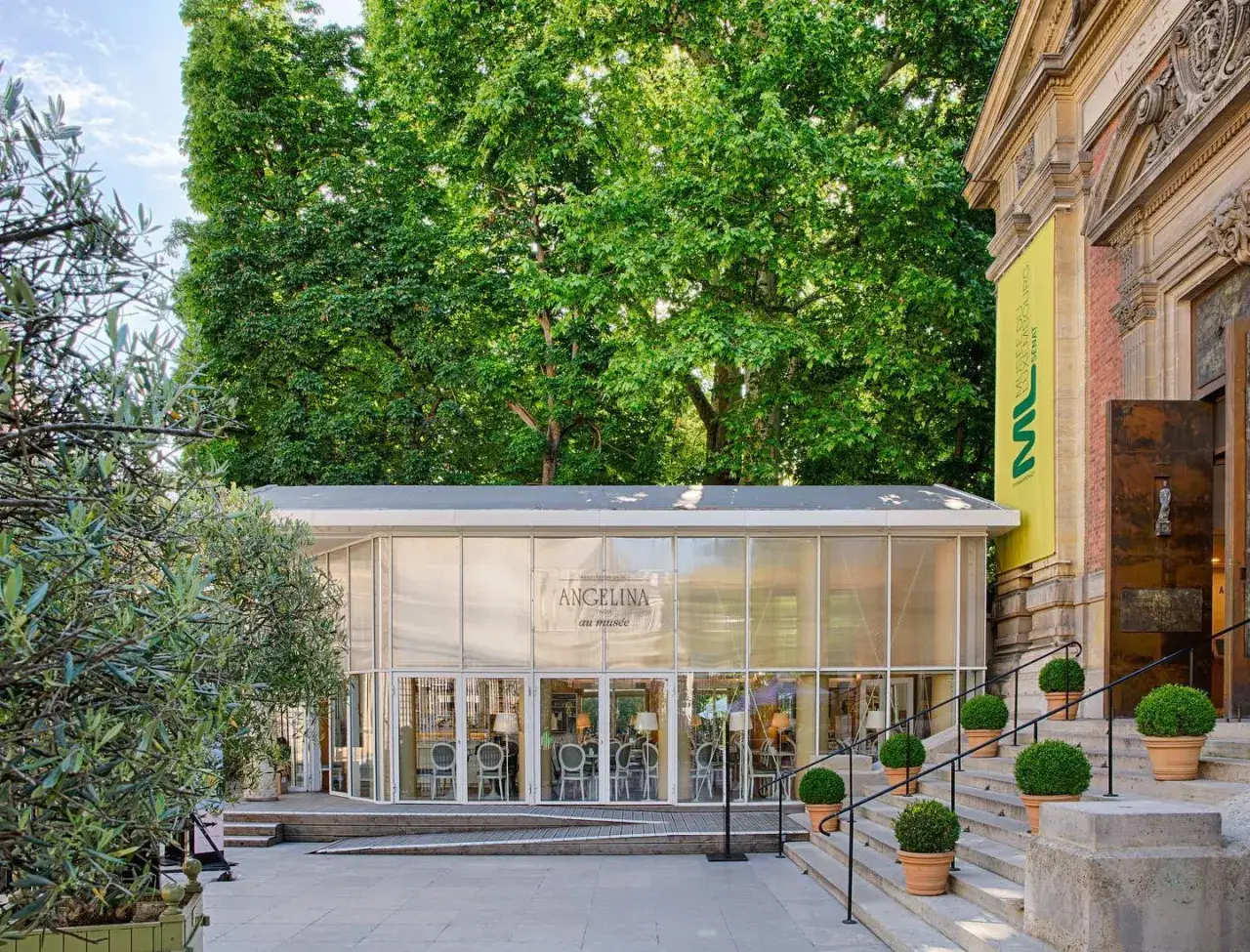 Kawiarnia Angelina w szklanej oranżerii, przy schodach prowadzących do muzeum w 6 dzielnicy Paryża.