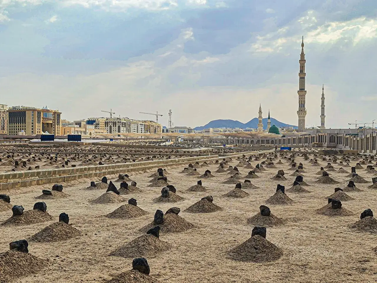 Gravf&auml;lt i Medina, Saudiarabien, med mosk&eacute;er i bakgrunden. En p&aring;minnelse om livets f&ouml;rg&auml;nglighet, likt hur dog Muhammed.