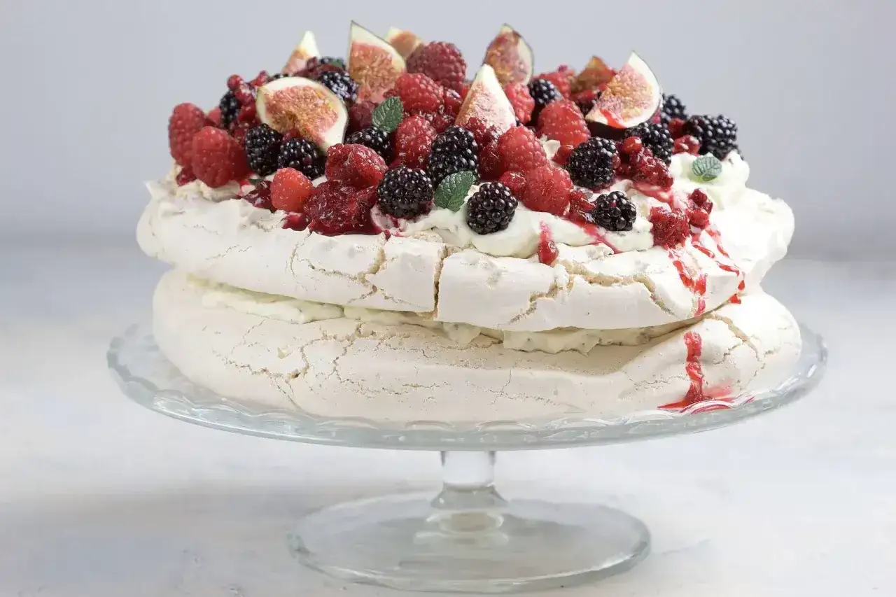 Pyszny deser Pavlova z owocami leśnymi i figami. Idealny sposób, co zrobić z białek, by stworzyć coś wyjątkowego.