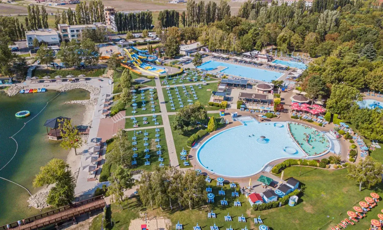 Widok z lotu ptaka na kompleks wodny z basenami, zjeżdżalniami i plażą. Idealne miejsce na rodzinny wypoczynek, jak w najlepszym **dunajska streda camping**.