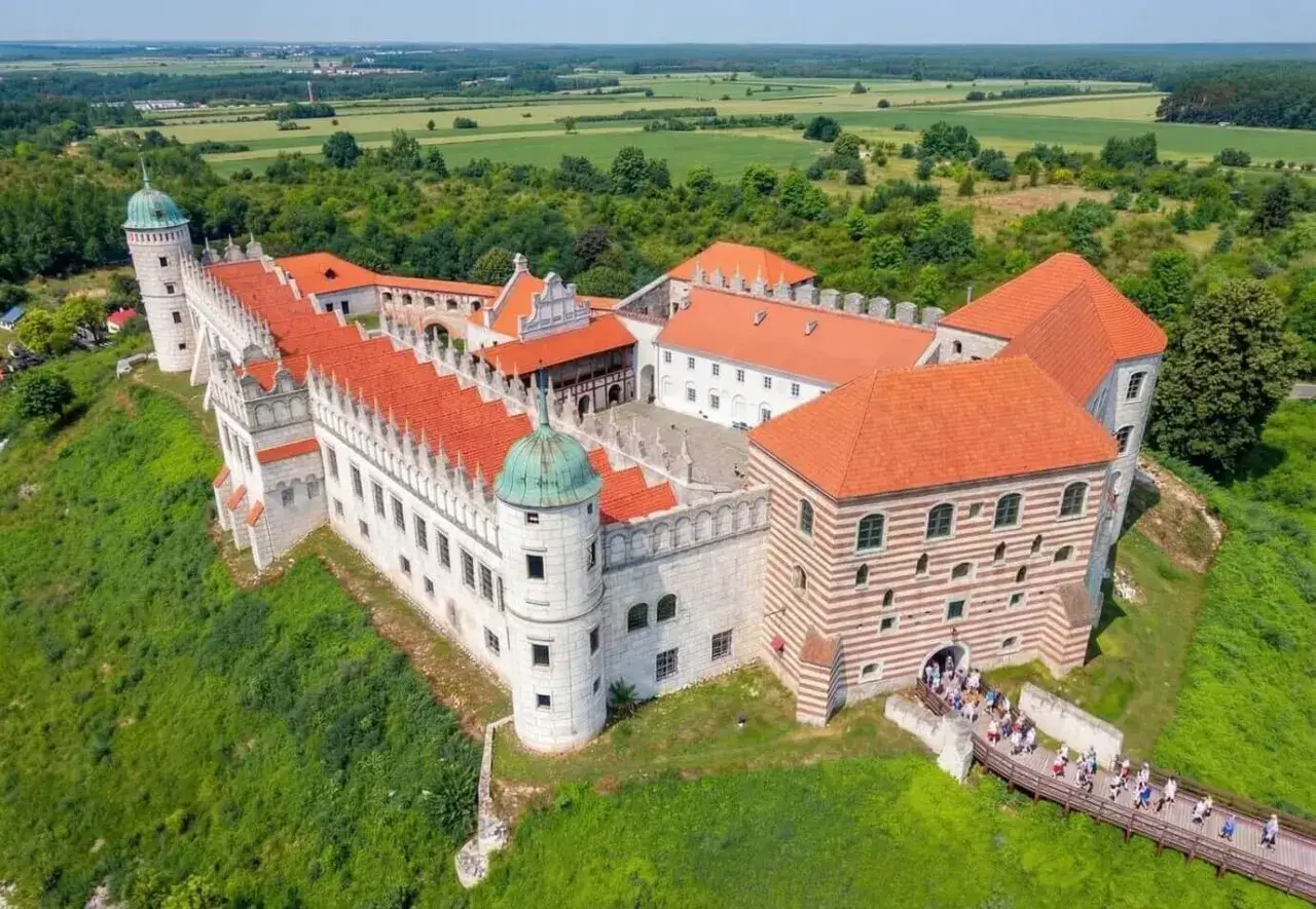 Zamek Janowiec, malowniczo położony na wzgórzu, oferuje wspaniałe widoki i jest jedną z głównych atrakcji regionu.