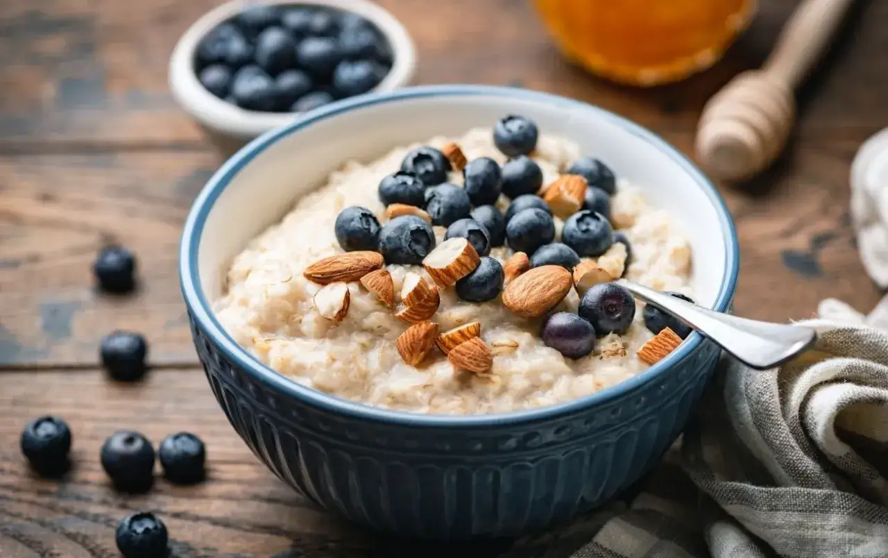 Haferbrei mit Blaubeeren und Mandeln – die perfekte Mahlzeit, um Energie für den Halbmarathon zu tanken.