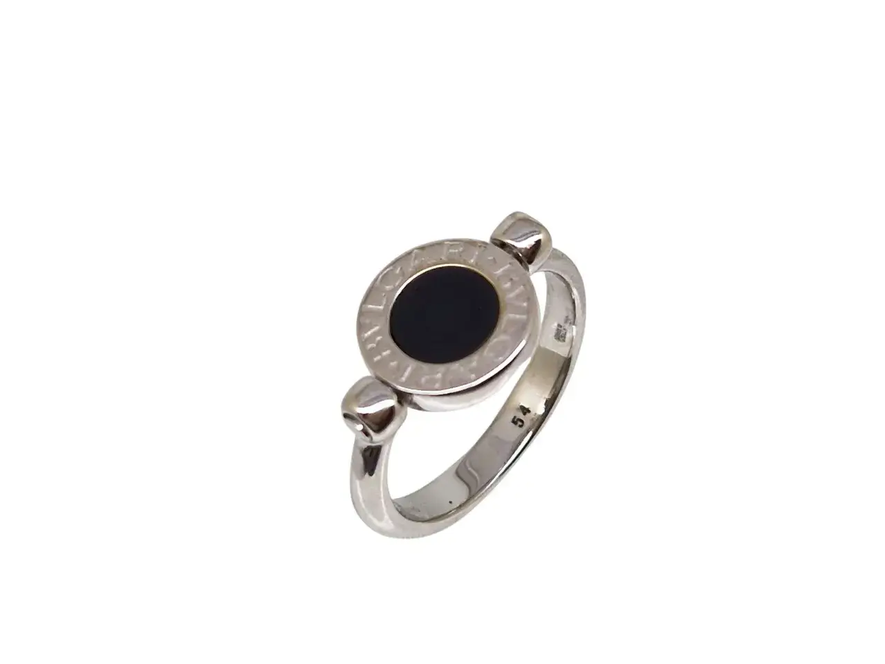 Anillo Bulgari de plata con centro negro y grabado de la marca.