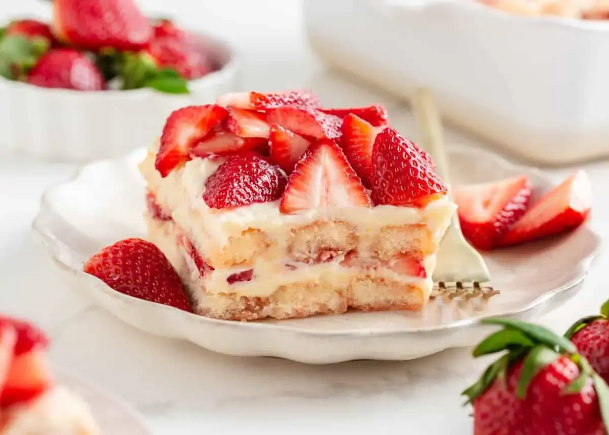 Pyszne tiramisu truskawkowe przepis. Warstwy biszkopt&oacute;w, kremu i świeżych truskawek.