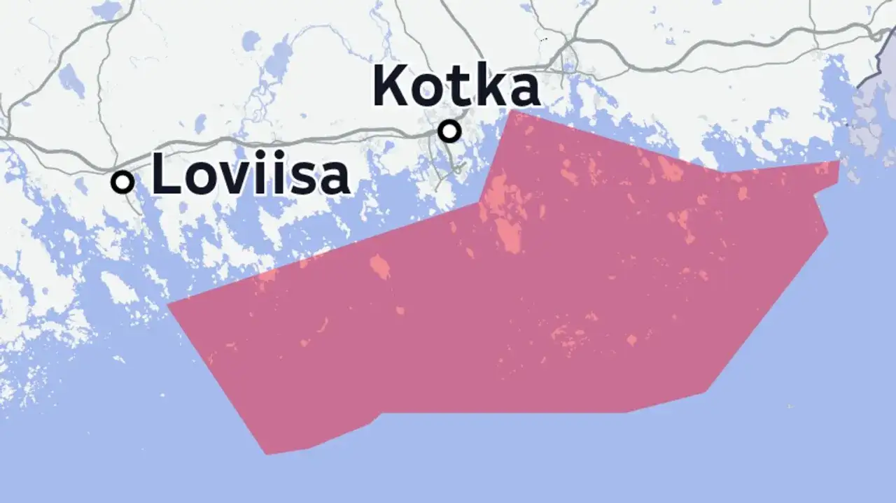 Karte von Finnland mit den Städten Loviisa und Kotka. Ein großer rosafarbener Bereich markiert ein Gebiet, das von einer Drohne überflogen wird.