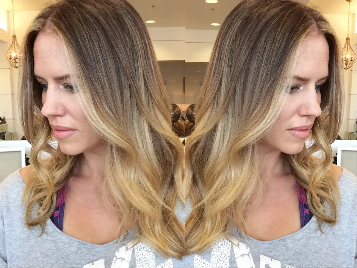 Mujer con cabello rubio degradado, con sutiles baby lights que iluminan su rostro.
