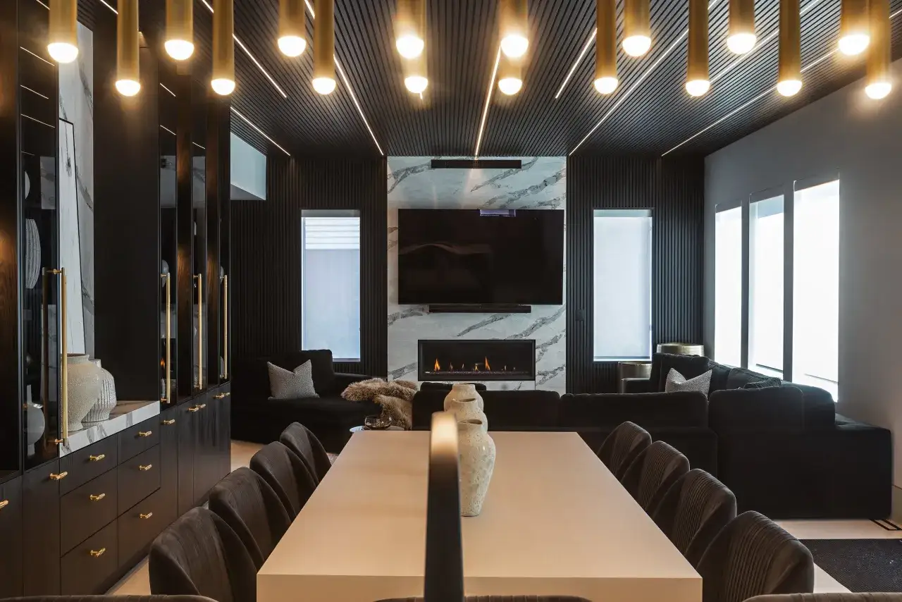Modernes Wohnzimmer mit Kamin, Essbereich und dunklen M&ouml;beln. Dieses intelligente Wohnen strahlt Luxus aus.