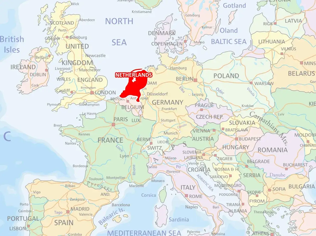 Mapa Europy z zaznaczoną Holandią. Wiele osób zastanawia się, ile Polaków w Holandii mieszka, a ta mapa pokazuje, gdzie leży kraj.