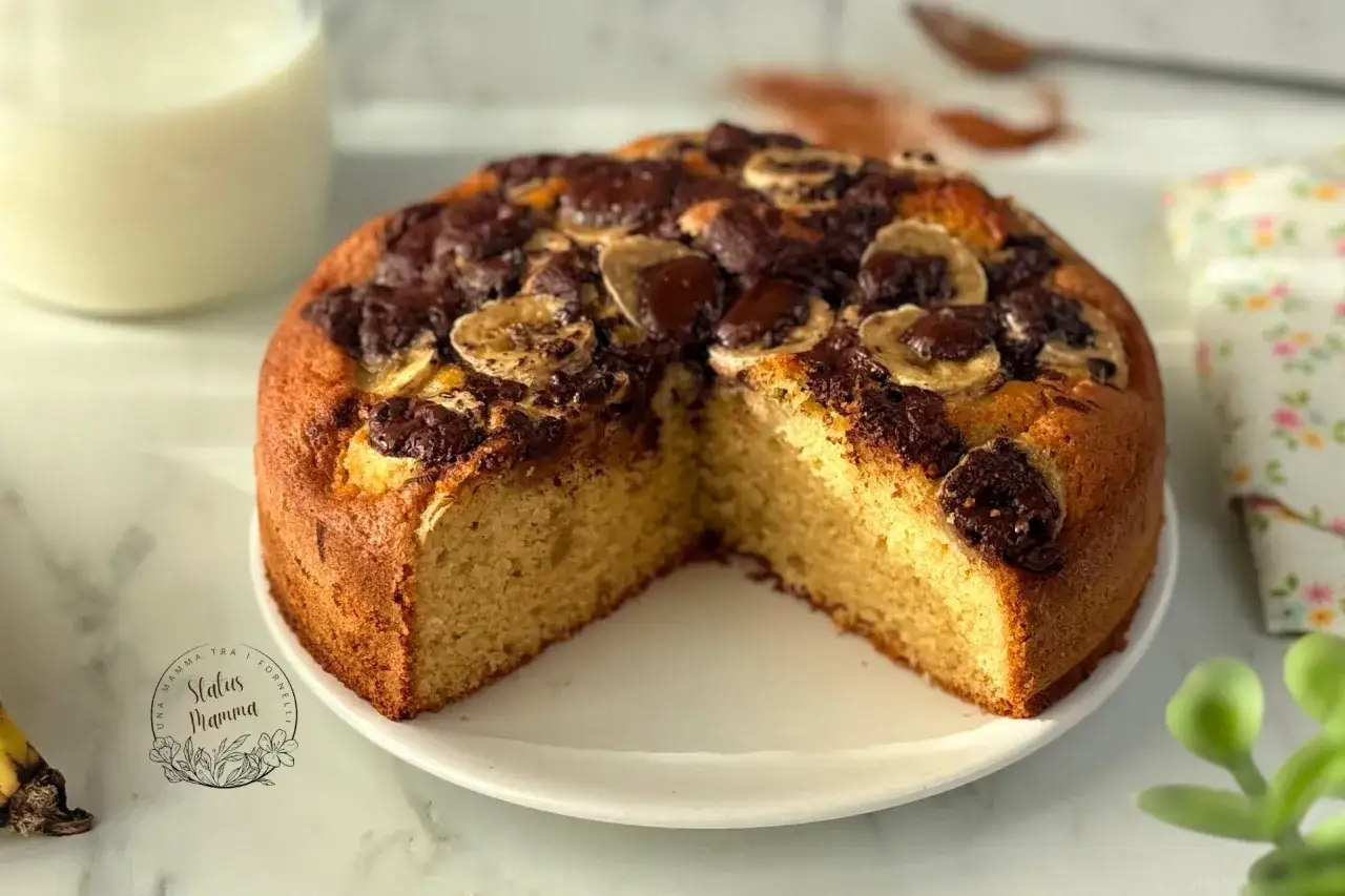 Delizioso dolce con banane e cioccolato, appena sfornato e pronto per essere gustato.