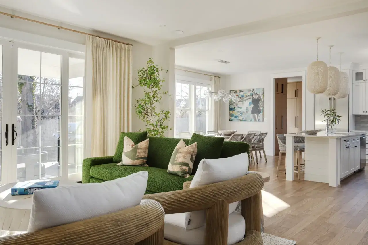 Gr&uuml;nes Sofa, Holzakzente & helle K&uuml;che: Tolle wohnzimmer inspirationen f&uuml;r ein modernes Zuhause.