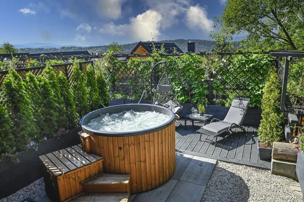 Relaks w jacuzzi z pięknym widokiem na Tatry. Idealny nocleg dla dwojga.