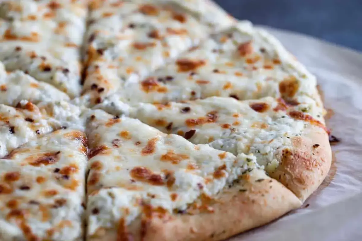 Eine k&ouml;stliche Pizza Bianca mit cremigem K&auml;se und Kr&auml;utern, perfekt f&uuml;r ein einfaches pizza bianca rezept.