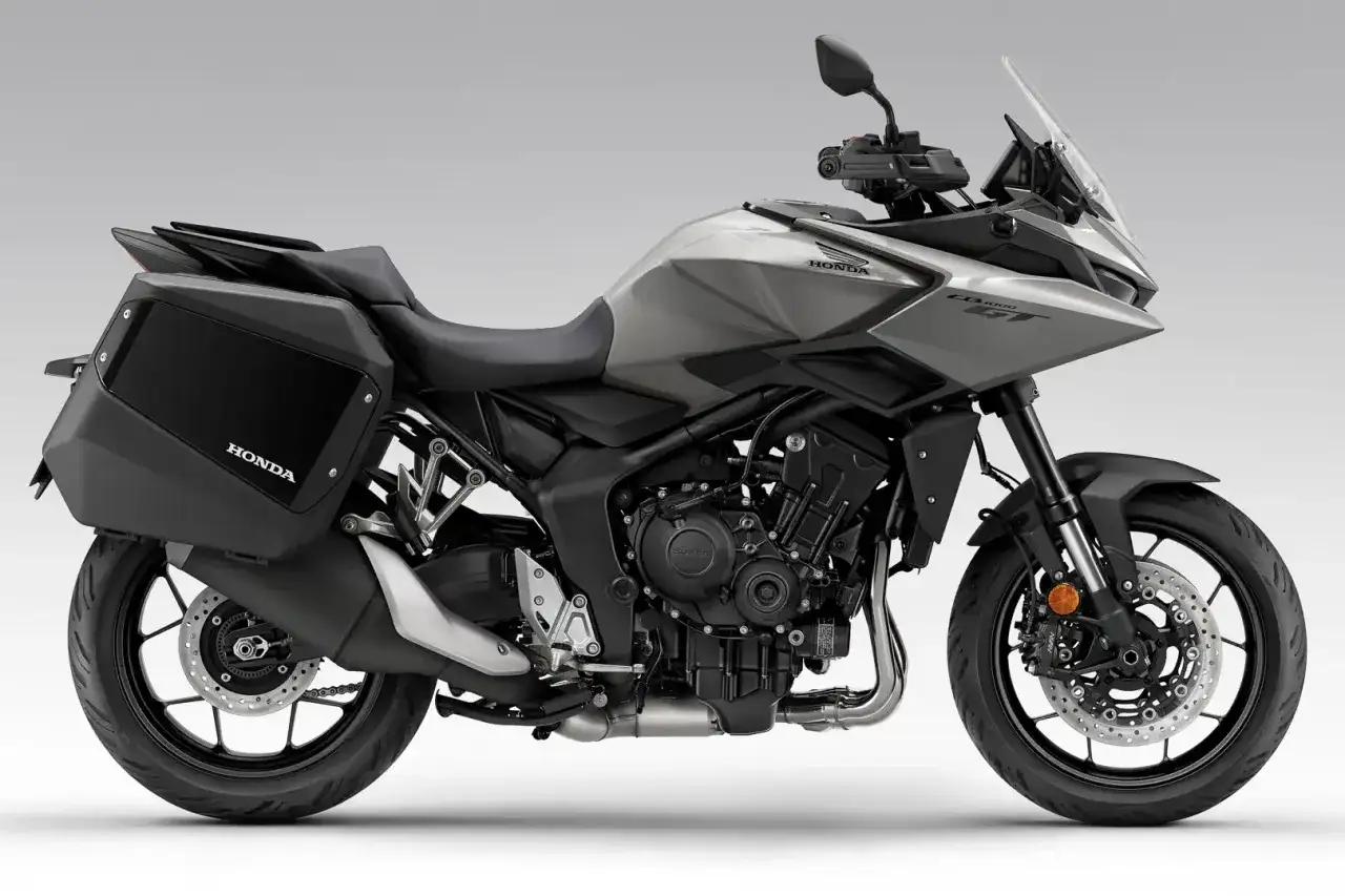Honda CB1000GT gris con maletas negras, lista para la aventura.