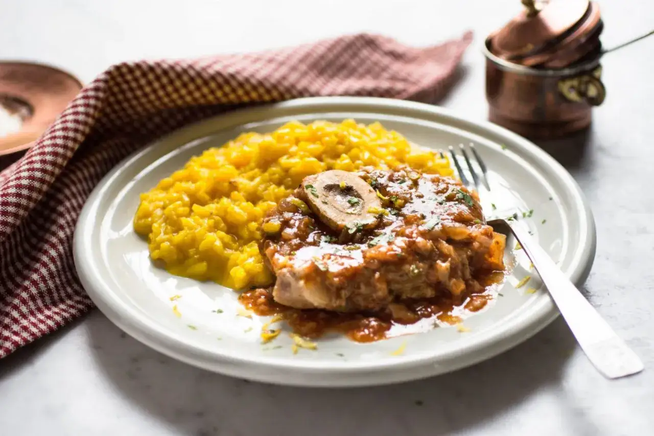 Ossobuco con risotto giallo, un piatto gustoso e una ossobuco ricetta veloce perfetta per ogni occasione.