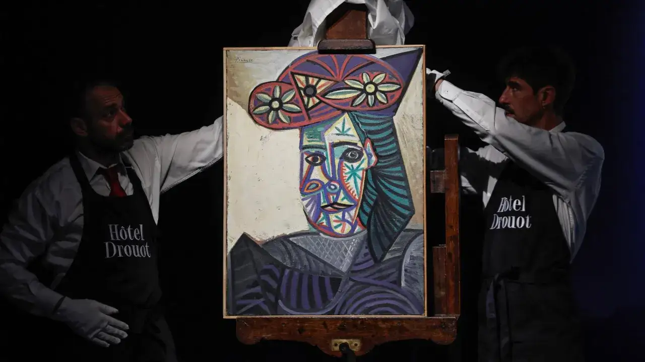 Portrait de Dora Maar par Picasso, pr&eacute;sent&eacute; par deux hommes en tablier H&ocirc;tel Drouot.