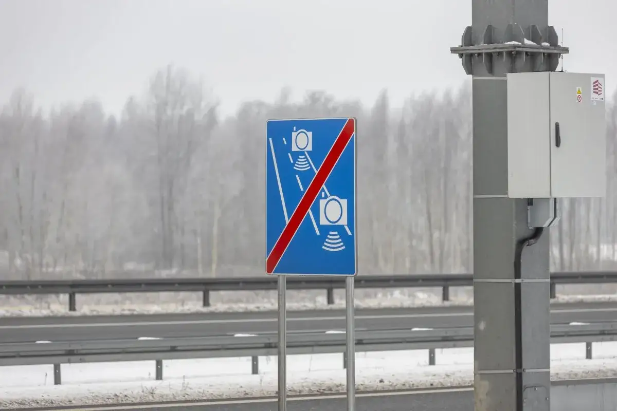Koniec odcinkowego pomiaru prędkości na A2. Znak informuje o zakończeniu kontroli.