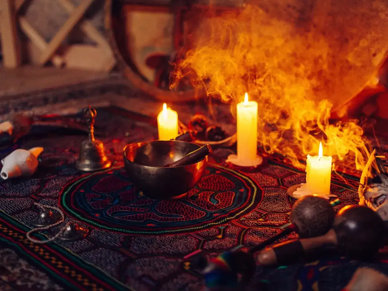 Ołtarz do ceremonii ayahuasca: misy, świece, dym i instrumenty.