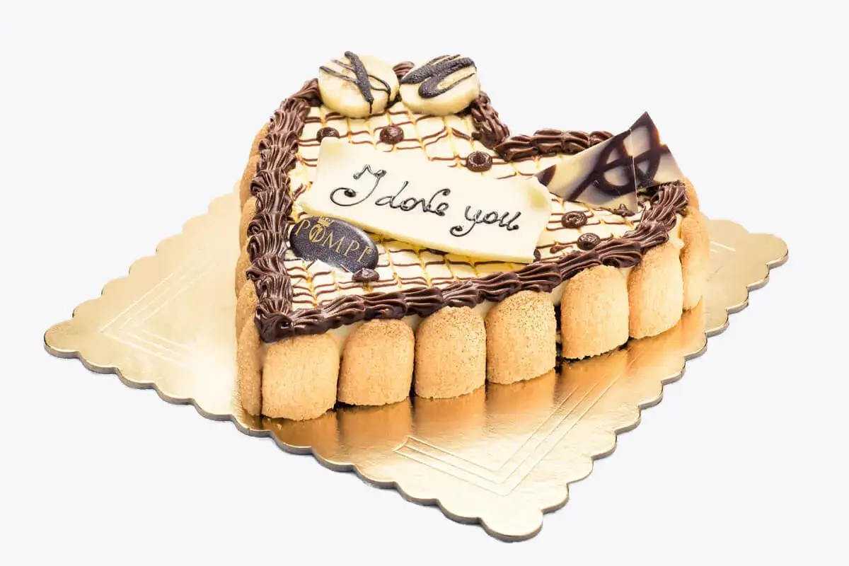 Cuore di torta tiramisù con scritta 