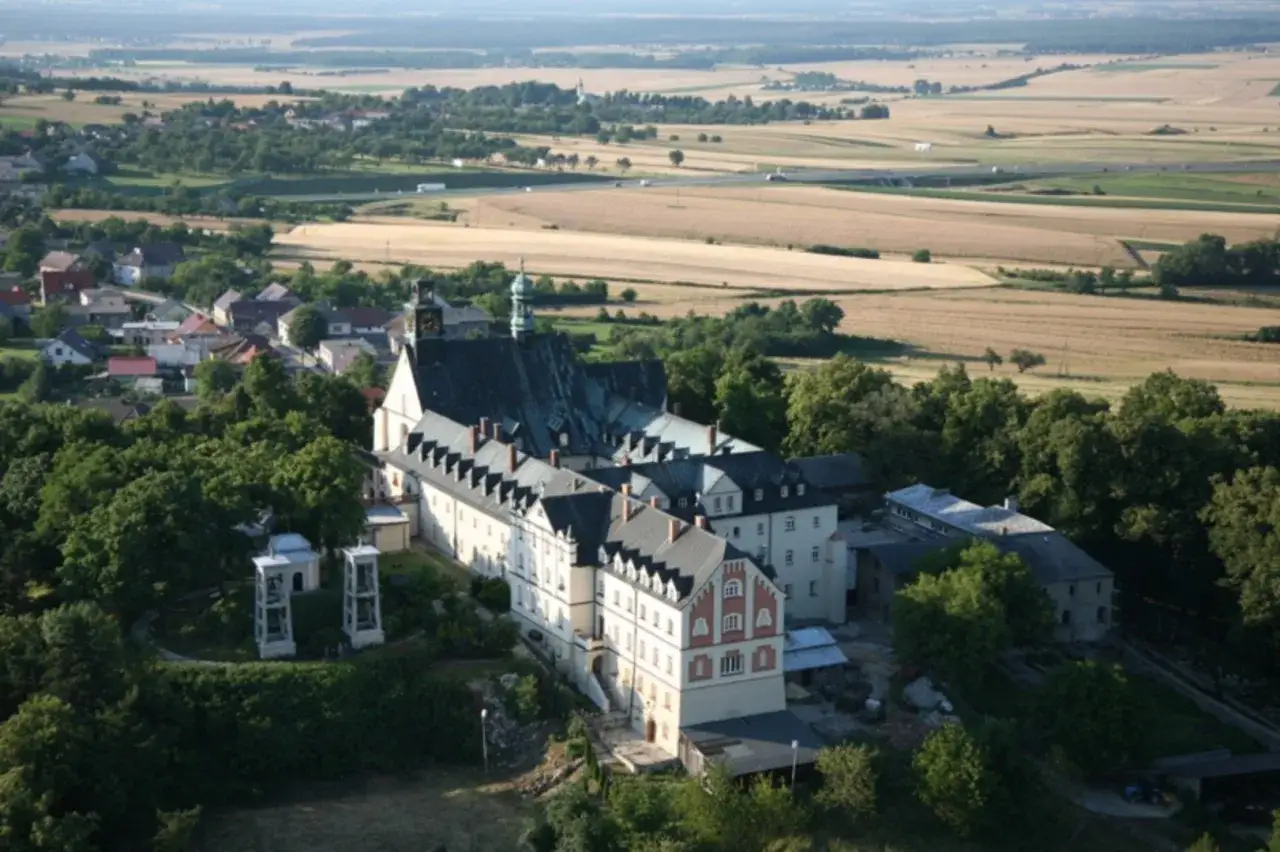 Góra Świętej Anny z klasztorem i otaczającymi ją polami uprawnymi.