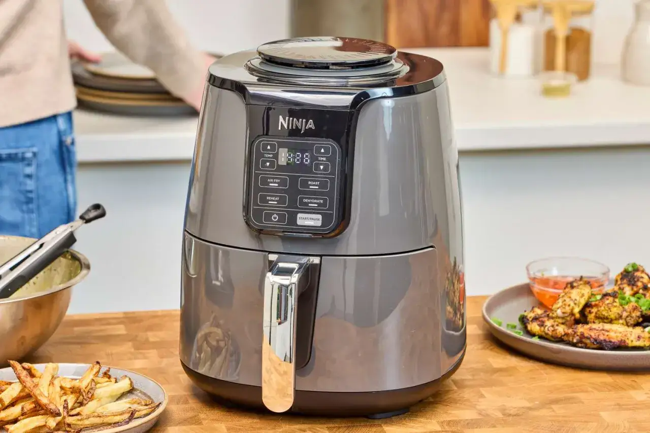 Nowoczesny air fryer Ninja, idealny do przygotowania chrupiących frytek i skrzydełek. Zastanawiasz się air fryer co to? To urządzenie, które odmieni Twoją kuchnię!