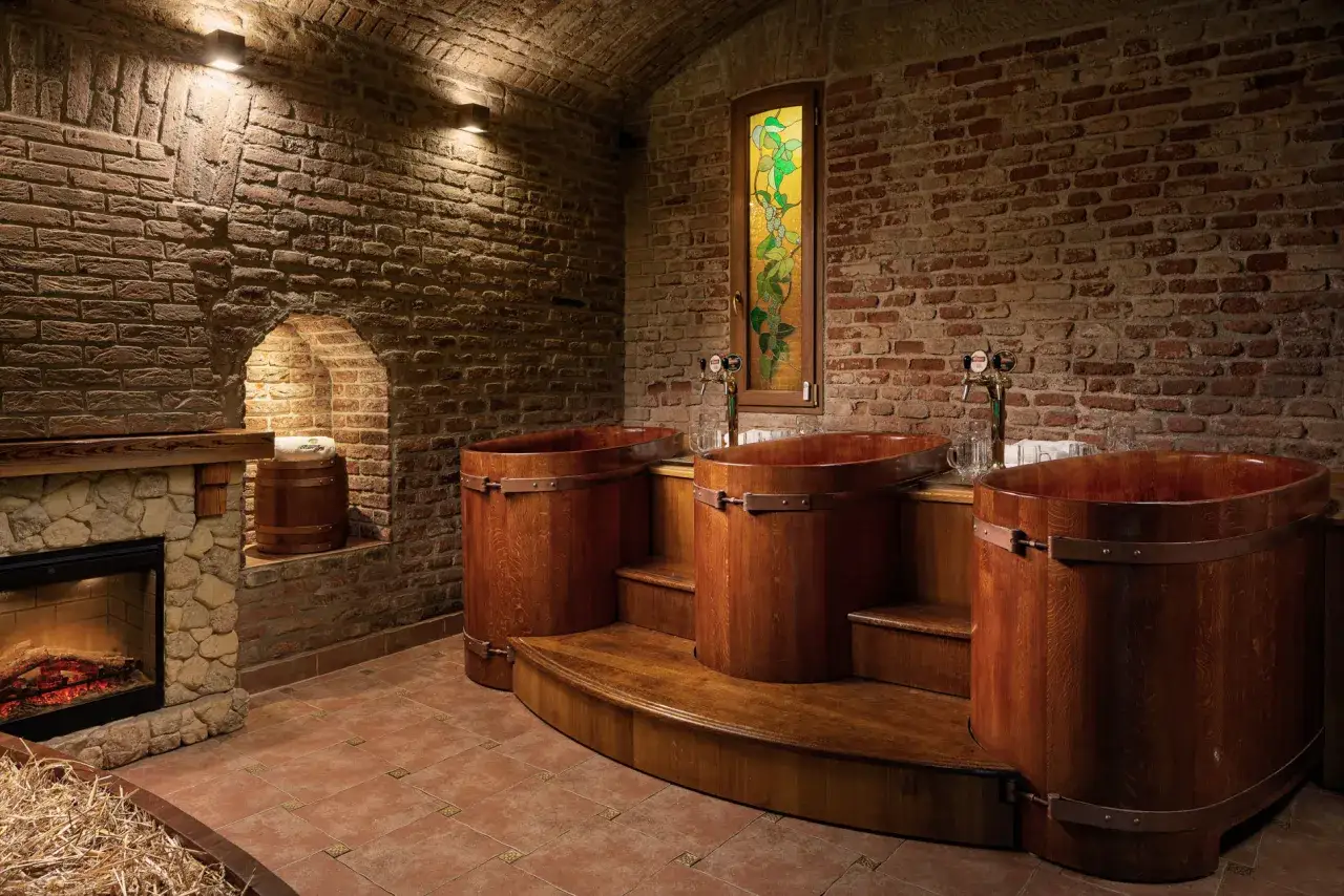 Relájate en un spa de cerveza en Valencia. Disfruta de tinas de madera, chimenea y grifos de cerveza.