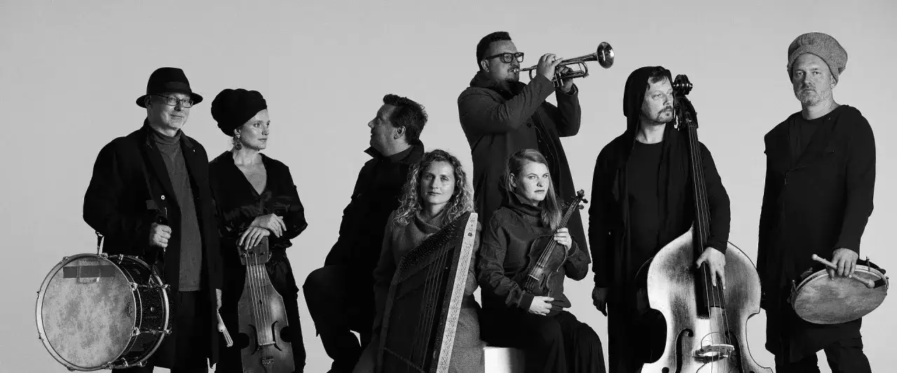 Zespół muzyków z instrumentami: bęben, wiolonczela, lira, skrzypce, kontrabas i trąbka. Brzmienia polskiego folk rocka.