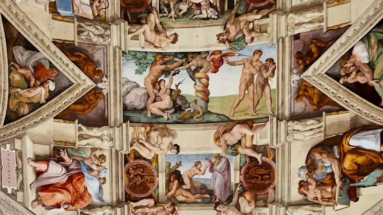 Detalle del techo de la Capilla Sixtina, obra maestra de Miguel &Aacute;ngel, con escenas b&iacute;blicas y figuras humanas.