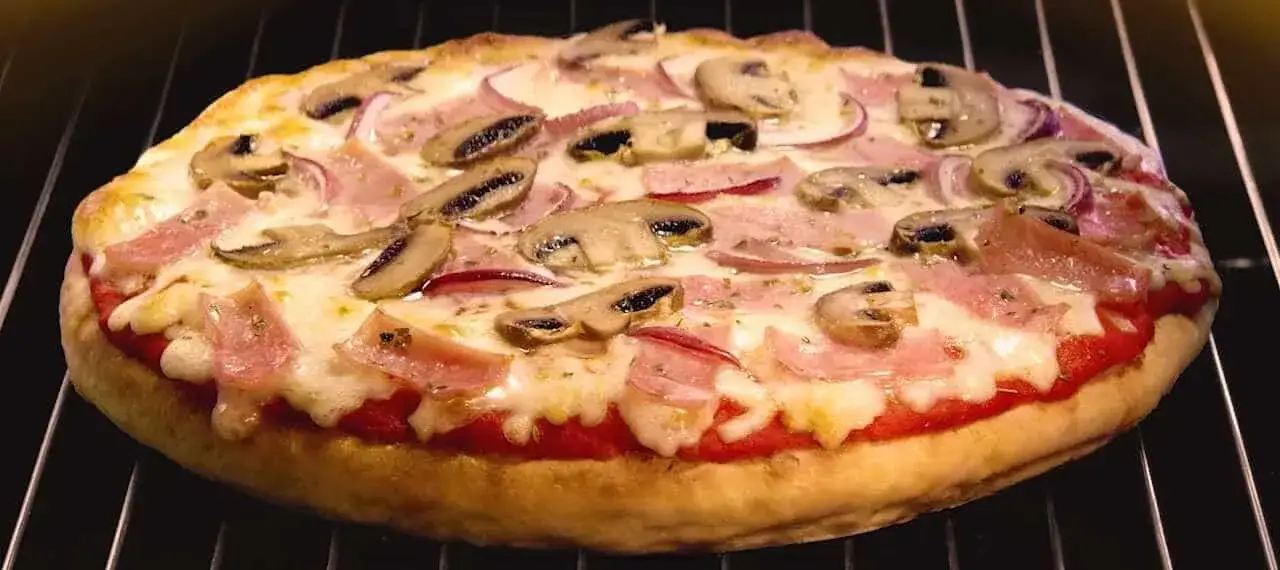 pizza Guseppe w piekarniku na ruszcie