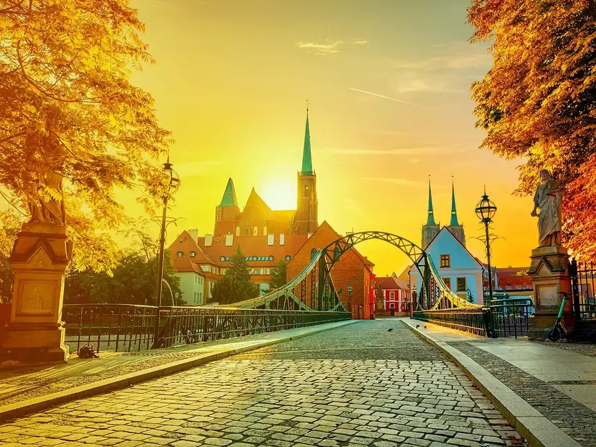 Mostek Tumski we Wrocławiu o zachodzie słońca. Idealne miejsce, by zacząć zwiedzanie Wrocławia i poczuć jego atmosferę.