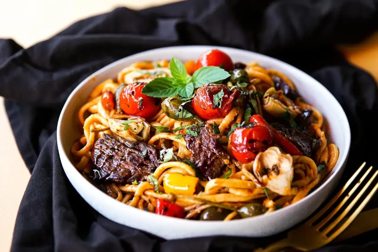 Herzhaftes Pasta mit Rindfleisch, Tomaten und Kr&auml;utern, ein italienischer Genuss.