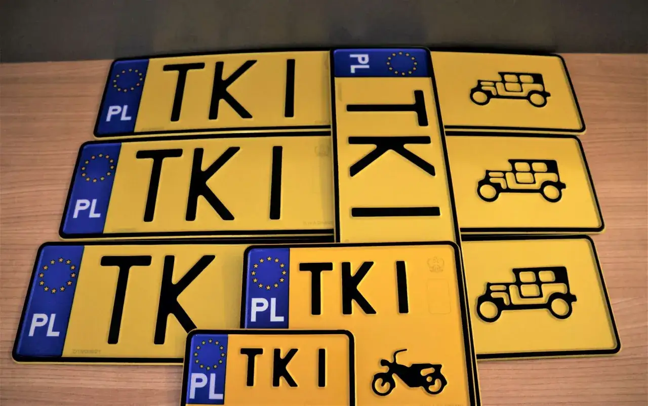 Kolekcja tablic rejestracyjnych z napisem