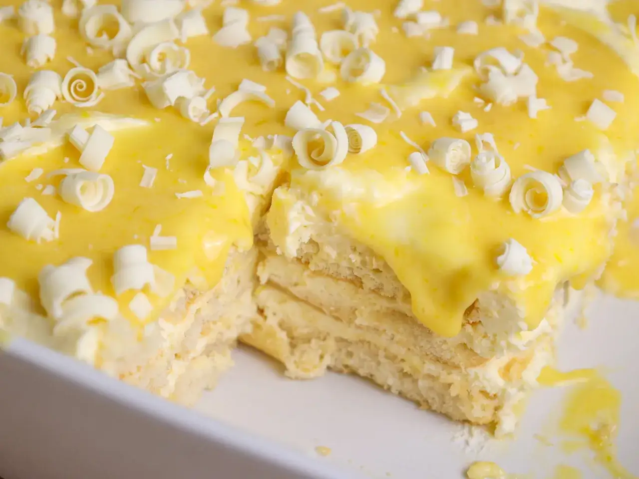 En kr&auml;mig tiramisu limoncello med lager av savoiardikex och fluffig mascarponekr&auml;m, toppad med gul vaniljkr&auml;m och vita chokladlockar.