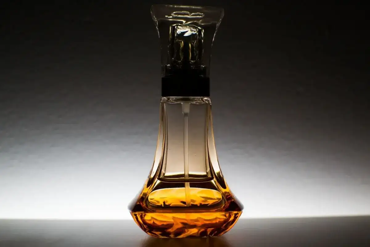 Elegancka buteleczka perfum z płynem o barwie ambra. Co to za zapach?