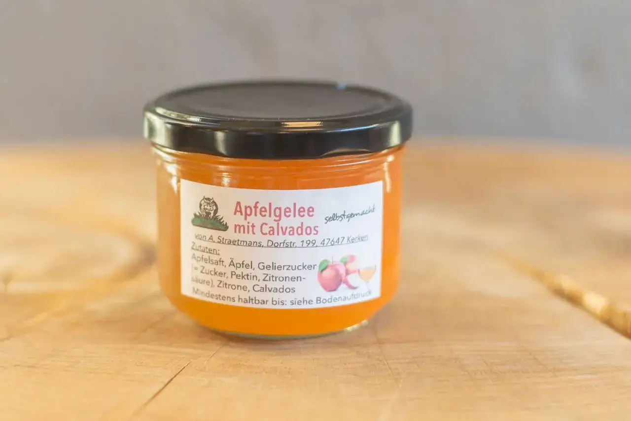 Glas Apfelgelee mit Calvados, selbstgemacht. Zutaten: Apfelsaft, Äpfel, Gelierzucker, Zitrone. Ein tolles Apfelgelee Rezept!