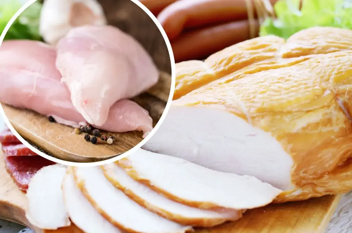 Peklowanie kurczaka na mokro do wędzenia. Surowe piersi kurczaka obok wędzonego mięsa i kiełbasek.