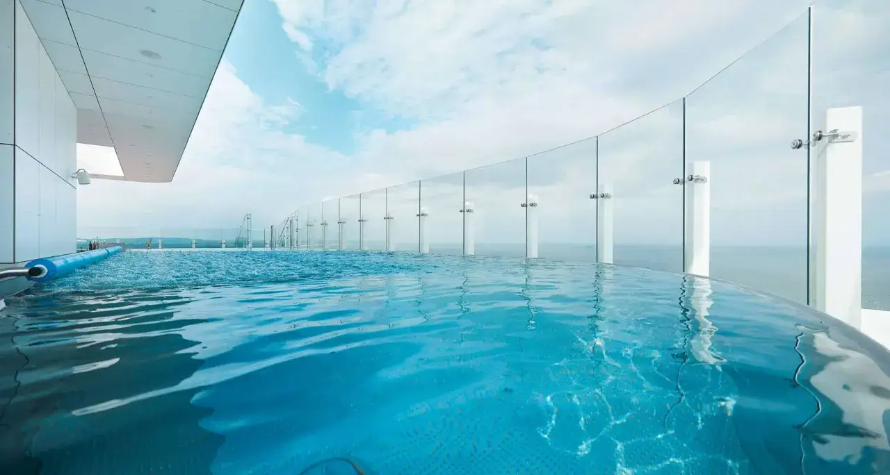 Basen na dachu Radisson Blu Resort Świnoujście oferuje relaks z widokiem na morze. Sprawdź radisson blu resort świnoujście ceny i zarezerwuj pobyt.