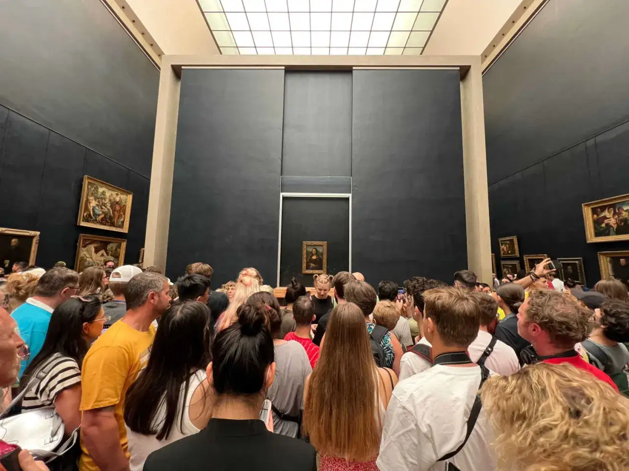 Menschen drängen sich im Louvre, um die Mona Lisa zu sehen.