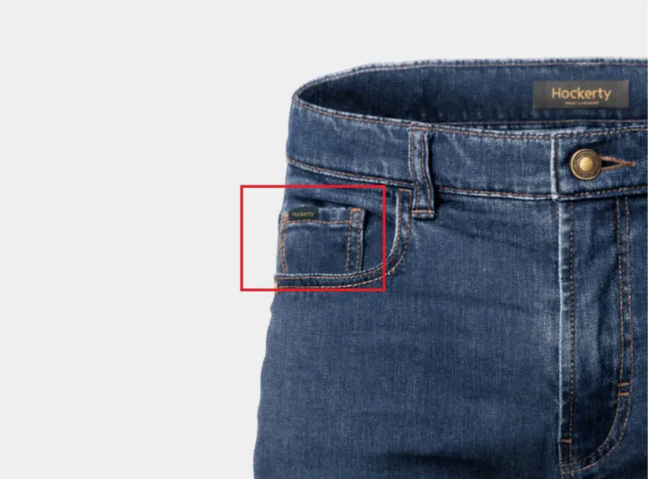 Il taschino piccolo dei jeans, un tempo usato per gli orologi da tasca, oggi è perfetto per un piccolo oggetto prezioso.
