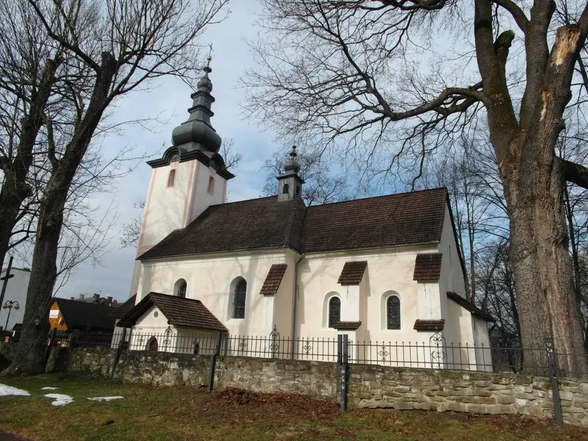 Kości&oacute;ł w Krościenku, jedna z jego atrakcji, otoczony starymi drzewami.