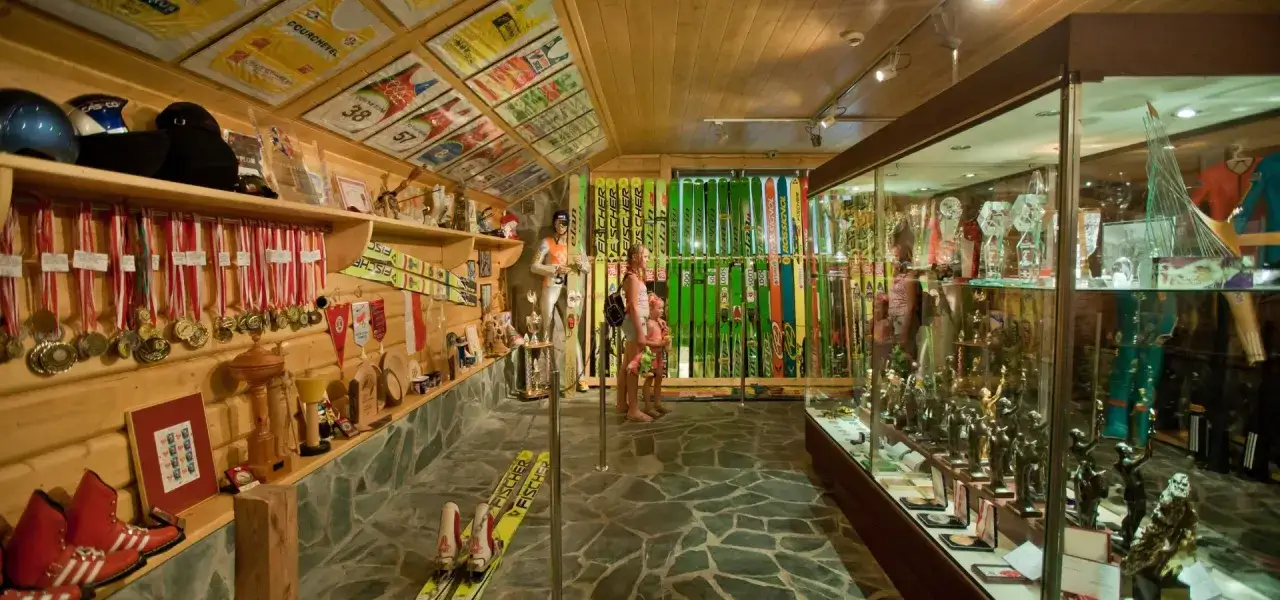 W muzeum w Wiśle podziwiać można galerię sportowe trofea Adama Małysza: medale, puchary, narty i kombinezony.