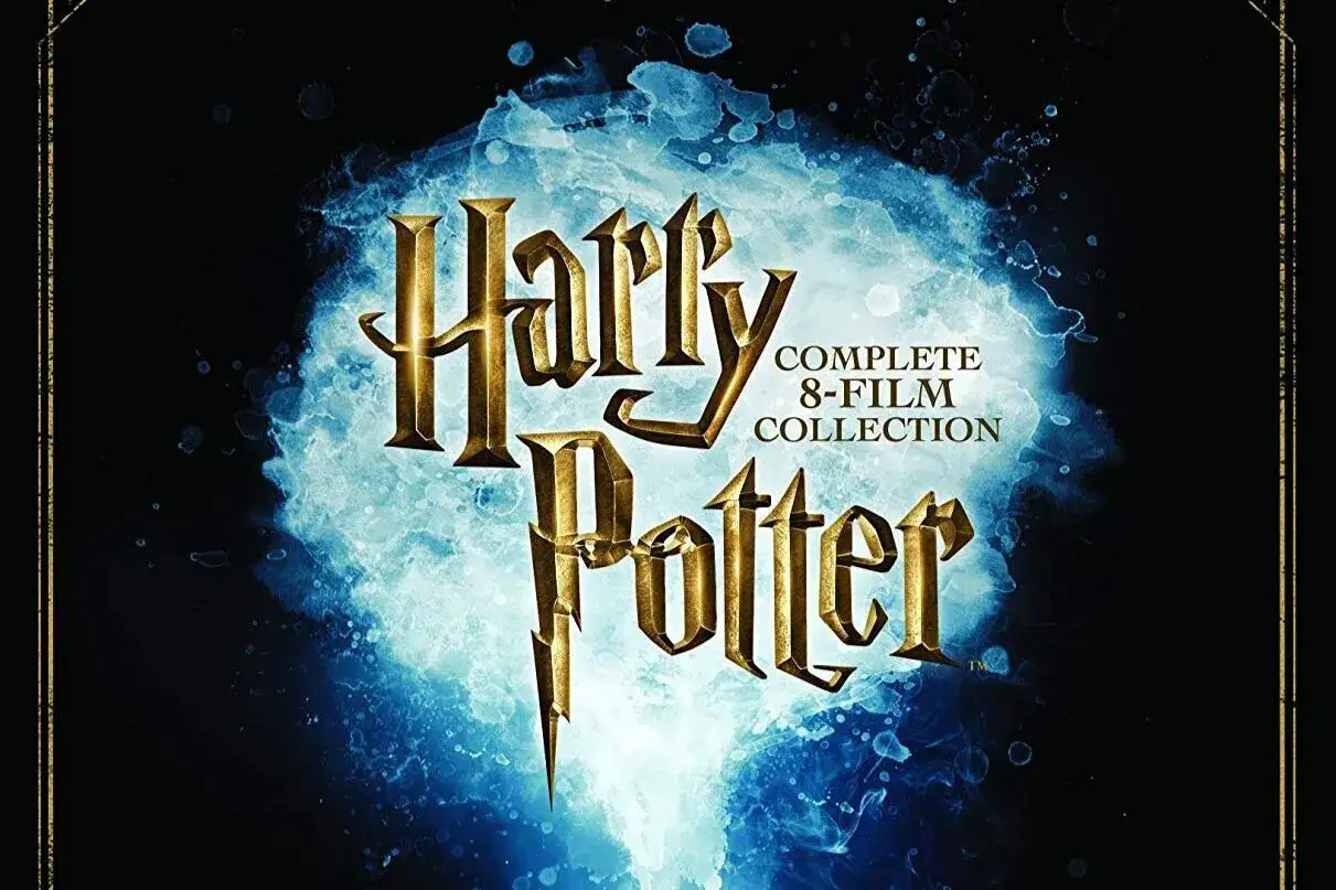 Samla alla åtta filmer i Harry Potter-serien i denna magiska samling.