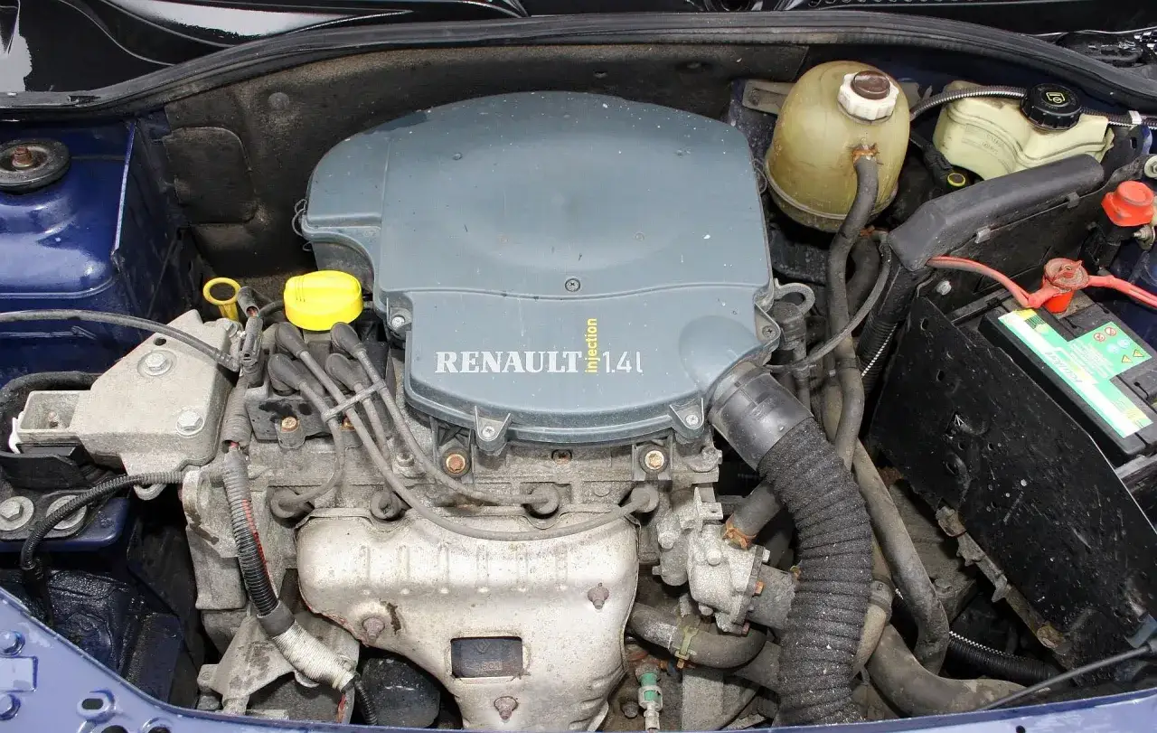 Silnik Renault Thalia 1.4 Injection, widok z góry. Widać pokrywę silnika, akumulator i płyny.