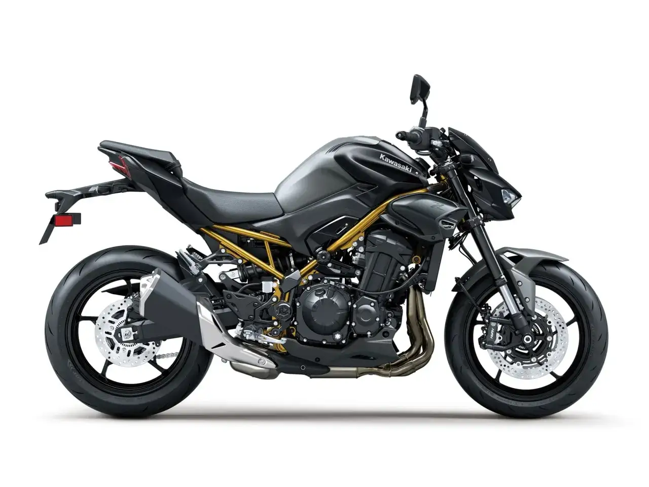 Kawasaki Z900 en gris oscuro, con detalles dorados. Su peso es ideal para agilidad.