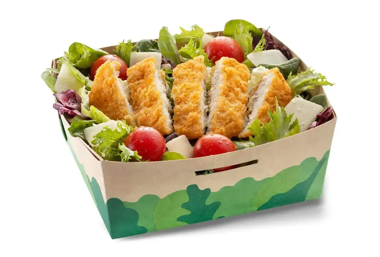 Sałatka McDonald z chrupiącym kurczakiem, pomidorkami i serem. Sprawdź jej sałatka mcdonald kcal.