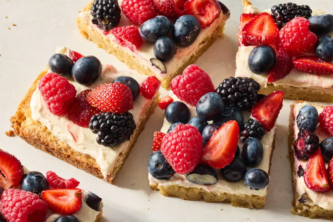 S&uuml;&szlig;e Riegel mit cremiger F&uuml;llung und frischen Beeren wie Erdbeeren, Himbeeren und Blaubeeren &ndash; ein schnelles Dessert, das alle begeistert.