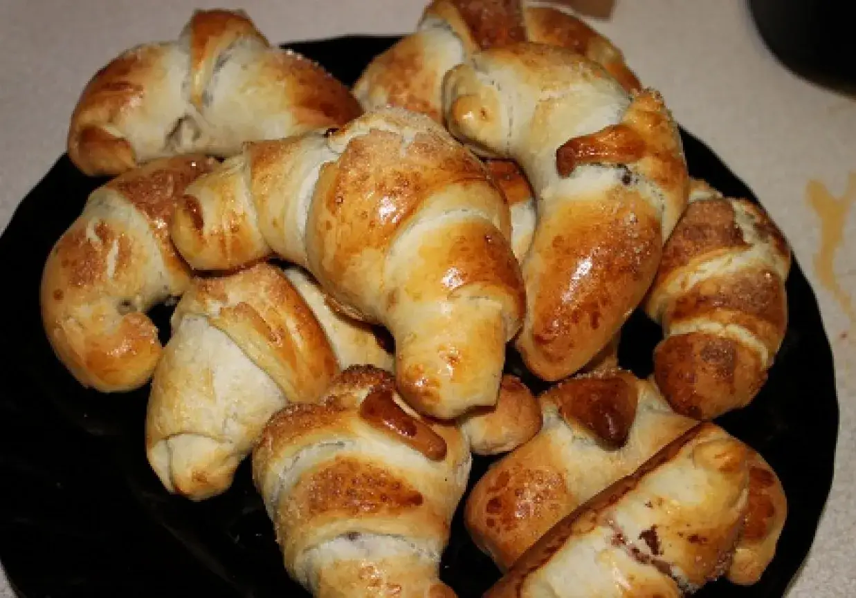 Rogaliki krucho-drożdżowe z 1 kg mąki, złociste i chrupiące, posypane cukrem. Idealne na śniadanie.