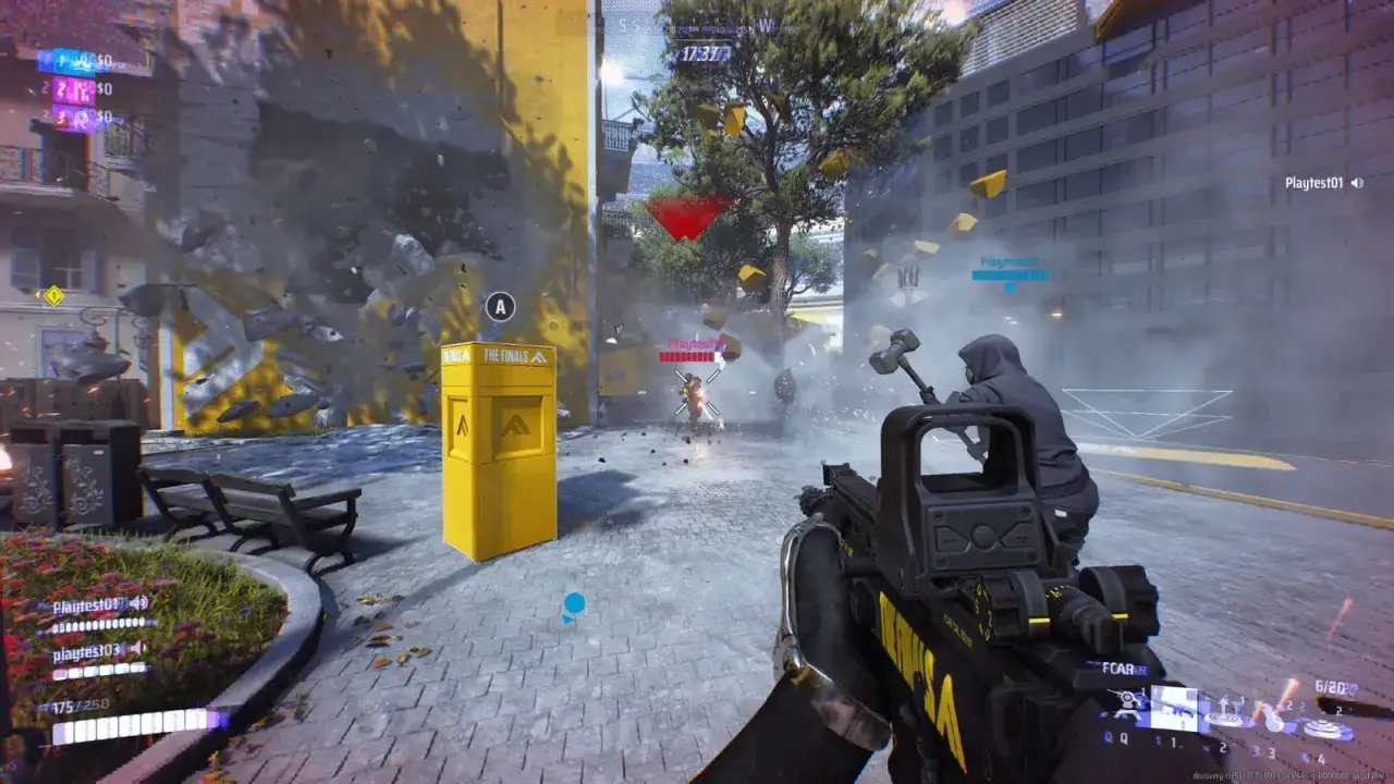 Intensywna akcja w grze The Finals, gdzie gracze z Xbox i PC walczą o zwycięstwo. Widok z perspektywy pierwszej osoby, eksplozje i dynamiczna rozgrywka.