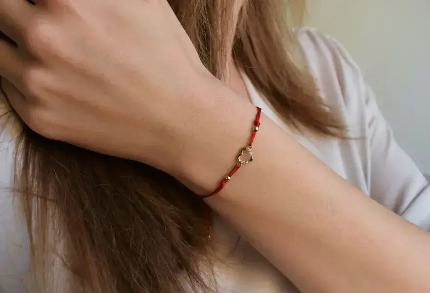 r&oacute;żne style plecionych bransoletek inspiracje