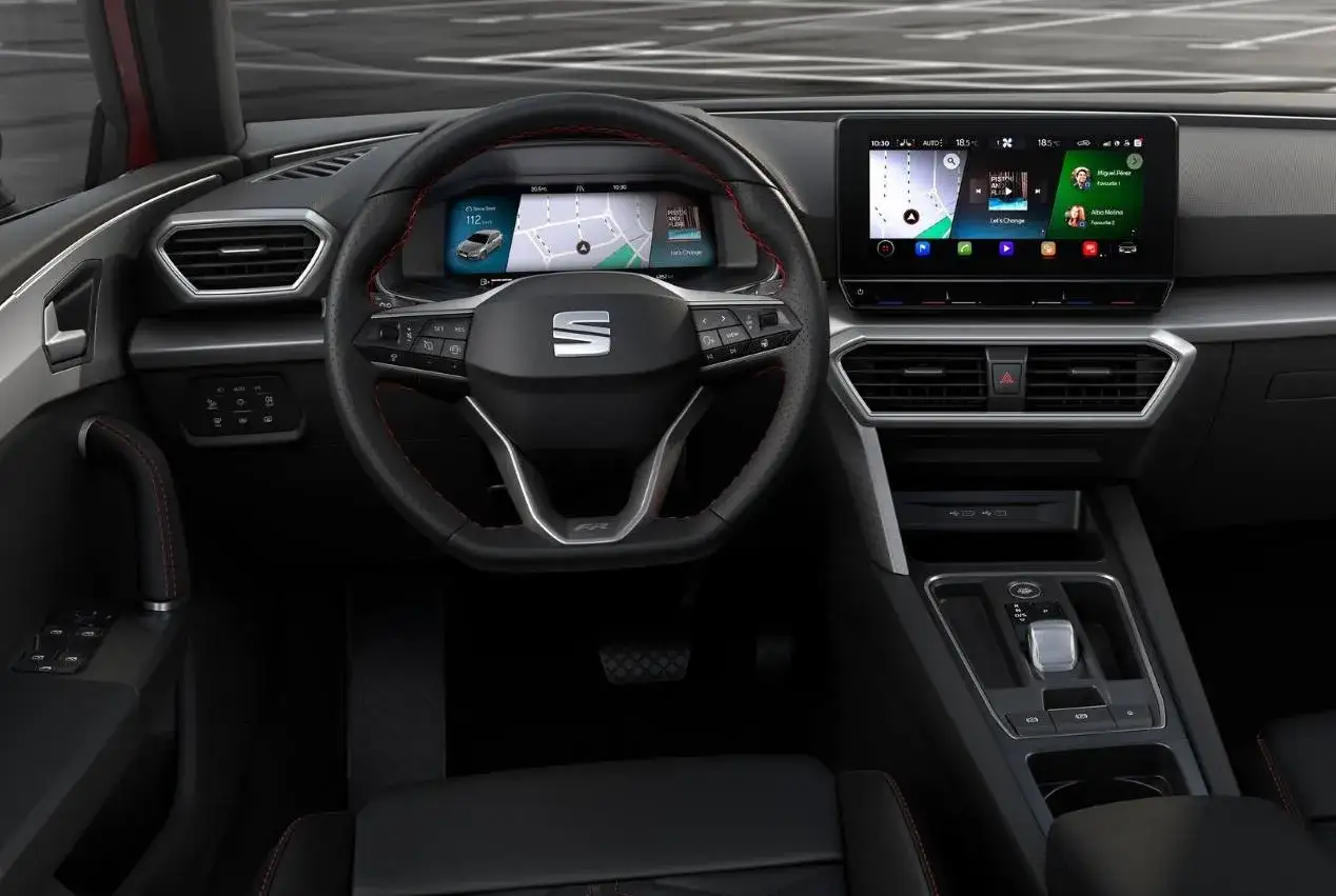 Interior moderno del Seat León, con pantalla táctil, volante deportivo y panel digital. ¡Las opiniones sobre este coche son muy positivas!